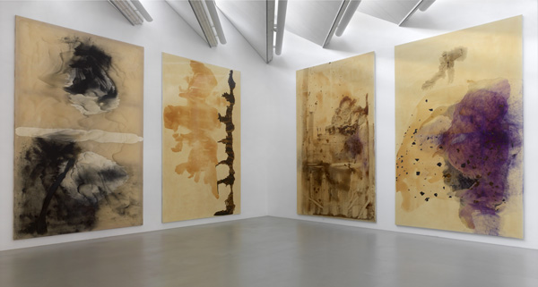 Installationsansicht Sigmar Polke, 6-teiliger Zyklus für die Biennale, Venedig 1986, Kunststoffsiegel, Pigmente, Graphit, Blattsilber, flüssige Silberverbindung, Silberoxyd und Gummi arabicum auf Leinwand, je 500 x 325 x 4,8 cm, © The Estate of Sigmar Polke, Cologne © VG Bild-Kunst, Bonn 2024, Foto: Achim Kukulies