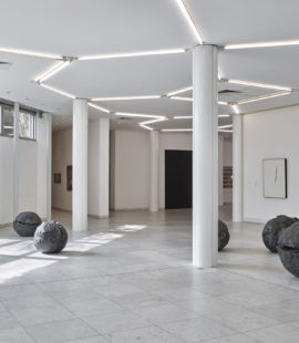 (hinten links) Lucio Fontana, Concetto Spaziale - Attesa, 1959, © Lucio Fontana by SIAE/VG Bild-Kunst, Bonn 2025. Erworben 1967 mit Förderung des Landes Nordrhein-Westfalen; (hinten rechts) Lucio Fontana, Concetto Spaziale, um 1960, © Lucio Fontana by SIAE/VG Bild-Kunst, Bonn 2025. Erworben 1968, Sammlung ETZOLD. Foto: Achim Kukulies