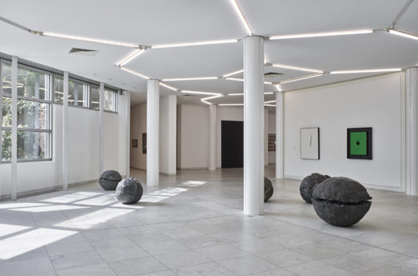 (hinten links) Lucio Fontana, Concetto Spaziale - Attesa, 1959, © Lucio Fontana by SIAE/VG Bild-Kunst, Bonn 2025. Erworben 1967 mit Förderung des Landes Nordrhein-Westfalen; (hinten rechts) Lucio Fontana, Concetto Spaziale, um 1960, © Lucio Fontana by SIAE/VG Bild-Kunst, Bonn 2025. Erworben 1968, Sammlung ETZOLD. Foto: Achim Kukulies