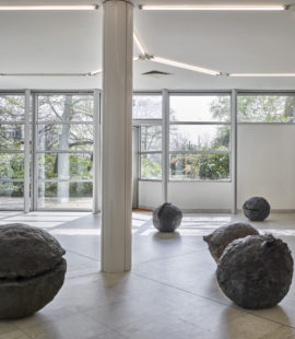 Lucio Fontana, Concetto Spaziale - Natura, 1959/60, © Lucio Fontana by SIAE/VG Bild-Kunst, Bonn 2025. Erworben 1981 im Rahmen von „Kunst am Bau“ mit Förderung des Landes Nordrhein-Westfalen. Foto: Achim Kukulies