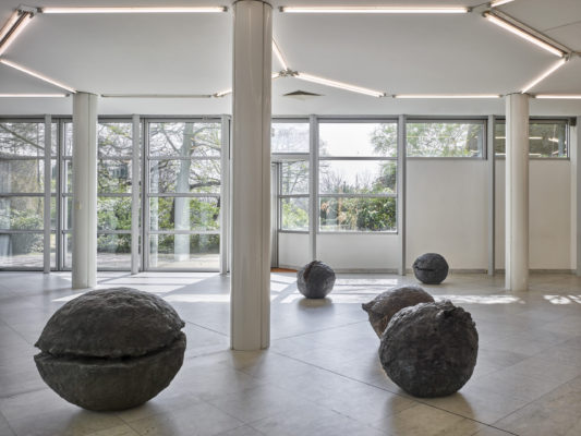 Lucio Fontana, Concetto Spaziale - Natura, 1959/60, © Lucio Fontana by SIAE/VG Bild-Kunst, Bonn 2025. Erworben 1981 im Rahmen von „Kunst am Bau“ mit Förderung des Landes Nordrhein-Westfalen. Foto: Achim Kukulies
