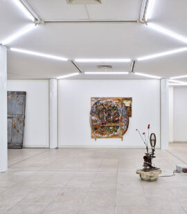 Gartenebene (links) Arman, Poubelle, 1964, SAMMLUNG/ARCHIV ANDERSCH, © VG Bild-Kunst, Bonn 2024.; Joseph Beuys, Poor House Door – A New Beginning Is in the Offing, 1981, © VG Bild-Kunst, Bonn 2024. (Mitte) Dieter Roth, Bild mit Teddybär, 1986-95. (vorn) Jean Tinguely , Hommage à Duchamp, 1960, © VG Bild-Kunst, Bonn 2024. Foto: Achim Kukulies