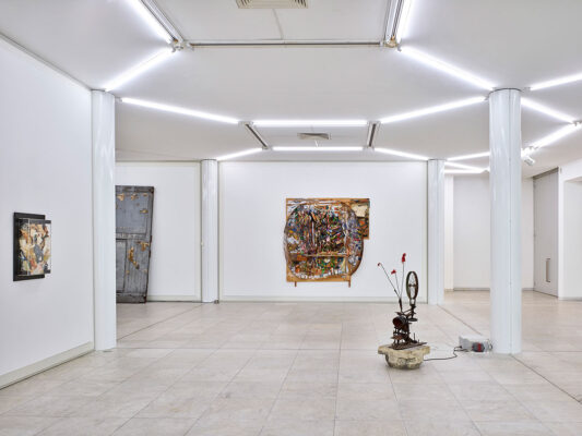 Gartenebene (links) Arman, Poubelle, 1964, SAMMLUNG/ARCHIV ANDERSCH, © VG Bild-Kunst, Bonn 2024.; Joseph Beuys, Poor House Door – A New Beginning Is in the Offing, 1981, © VG Bild-Kunst, Bonn 2024. (Mitte) Dieter Roth, Bild mit Teddybär, 1986-95. (vorn) Jean Tinguely , Hommage à Duchamp, 1960, © VG Bild-Kunst, Bonn 2024. Foto: Achim Kukulies