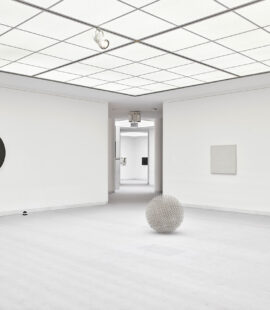 Gartenebene (links) Gerhard von Graevenitz, Bewegliches Objekt, 1971, Sammlung ETZOLD, © VG Bild-Kunst, Bonn 2024.. (Mitte) François Morellet, Stahlkugel, 1962, Sammlung ETZOLD, © VG Bild-Kunst, Bonn 2024.; (rechts) François Morellet, Tirets 90°, 1960, Peinture, 1956, © VG Bild-Kunst, Bonn 2024. Foto: Achim Kukulies