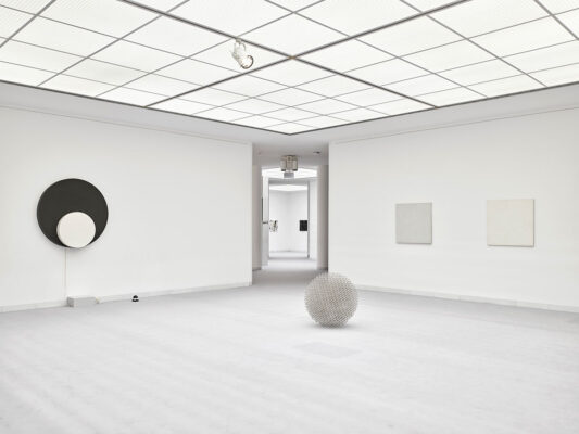 Gartenebene (links) Gerhard von Graevenitz, Bewegliches Objekt, 1971, Sammlung ETZOLD, © VG Bild-Kunst, Bonn 2024.. (Mitte) François Morellet, Stahlkugel, 1962, Sammlung ETZOLD, © VG Bild-Kunst, Bonn 2024.; (rechts) François Morellet, Tirets 90°, 1960, Peinture, 1956, © VG Bild-Kunst, Bonn 2024. Foto: Achim Kukulies