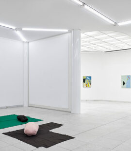(vorn) Mike Kelley, Figur/Ground, 1990, © VG Bild-Kunst, Bonn 2024,Schenkung 2019 Sammlung Hoffmann; (Mitte) Kurt Schwitters, Bild mit Walfisch, 1924/27; Friedrich Vordemberge-Gildewart, Komposition Nr. 149, 1945. Foto: Achim Kukulies