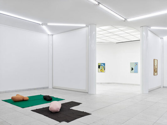 (vorn) Mike Kelley, Figur/Ground, 1990, © VG Bild-Kunst, Bonn 2024,Schenkung 2019 Sammlung Hoffmann; (Mitte) Kurt Schwitters, Bild mit Walfisch, 1924/27; Friedrich Vordemberge-Gildewart, Komposition Nr. 149, 1945. Foto: Achim Kukulies