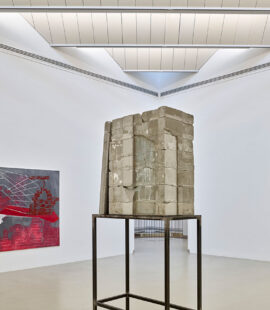 (links) Ulrike Nattermüller, Bidwells Geist, 1984. (Mitte) Isa Genzken, Dach, 1989, VG Bild-Kunst, Bonn 2024, Schenkung 2019 Sammlung Hoffmann; Palermo, Ohne Titel („Schere“), 1967, VG Bild-Kunst, Bonn 2024. Foto: Achim Kukulies