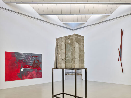 (links) Ulrike Nattermüller, Bidwells Geist, 1984. (Mitte) Isa Genzken, Dach, 1989, VG Bild-Kunst, Bonn 2024, Schenkung 2019 Sammlung Hoffmann; Palermo, Ohne Titel („Schere“), 1967, VG Bild-Kunst, Bonn 2024. Foto: Achim Kukulies