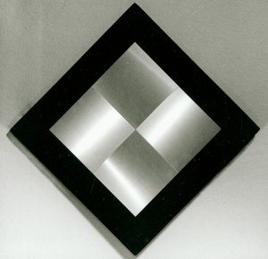 4 Quadrati 14x14 alternati orrizontali e verticali superficie a testura vibratile, 1964, Aluminium auf mit schwarzem Filz überzogene Holzplatte (Sammlung Etzold)