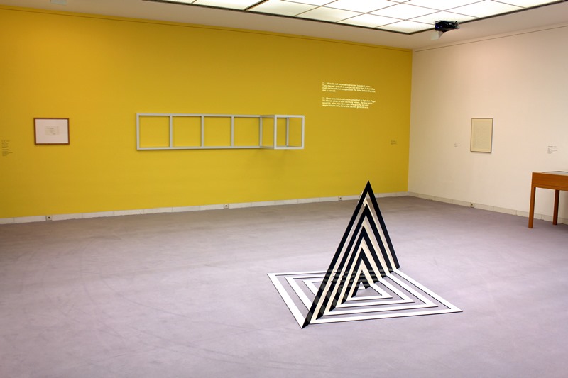 Konrad Sieben, Elementarstruktur, 1969, im Hintergrund: Sol LeWitt, Modular Piece, 1966, Foto: Museum Abteiberg
