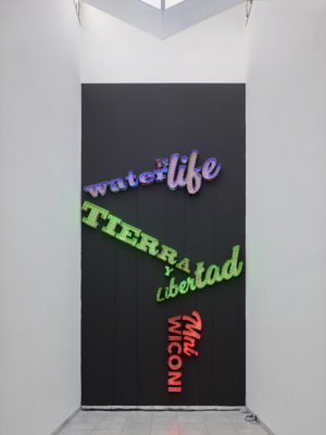 It Gives Me Life 2017, LED, Pappe, Farbe, Acrylgel. Foto: Achim Kukulies