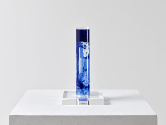 Hans Haacke, Säule mit zwei Flüssigkeiten, 1965, Sammlung ETZOLD im Museum Abteiberg Mönchengladbach Foto: Achim Kukulies © Hans Haacke VG Bild-Kunst, Bonn 2020