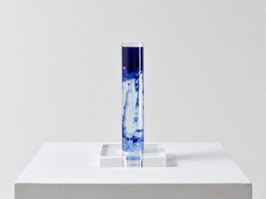 Hans Haacke, Säule mit zwei Flüssigkeiten, 1965, Sammlung ETZOLD im Museum Abteiberg Mönchengladbach Foto: Achim Kukulies © Hans Haacke VG Bild-Kunst, Bonn 2020